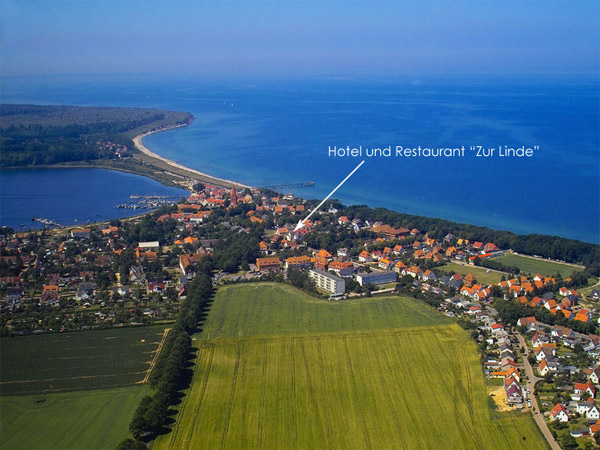 luftbild - Hotel und Restaurant “Zur Linde” im Ostseebad Rerik - Erlebe die perfekte Mischung aus Erholung und Abenteuer - Urlaub in Rerik an der Ostsee - www.zur-linde.app Hotel und Restaurant “Zur Linde” im Ostseebad Rerik - Erlebe die perfekte Mischung aus Erholung und Abenteuer - Urlaub in Rerik an der Ostsee - www.zur-linde.app